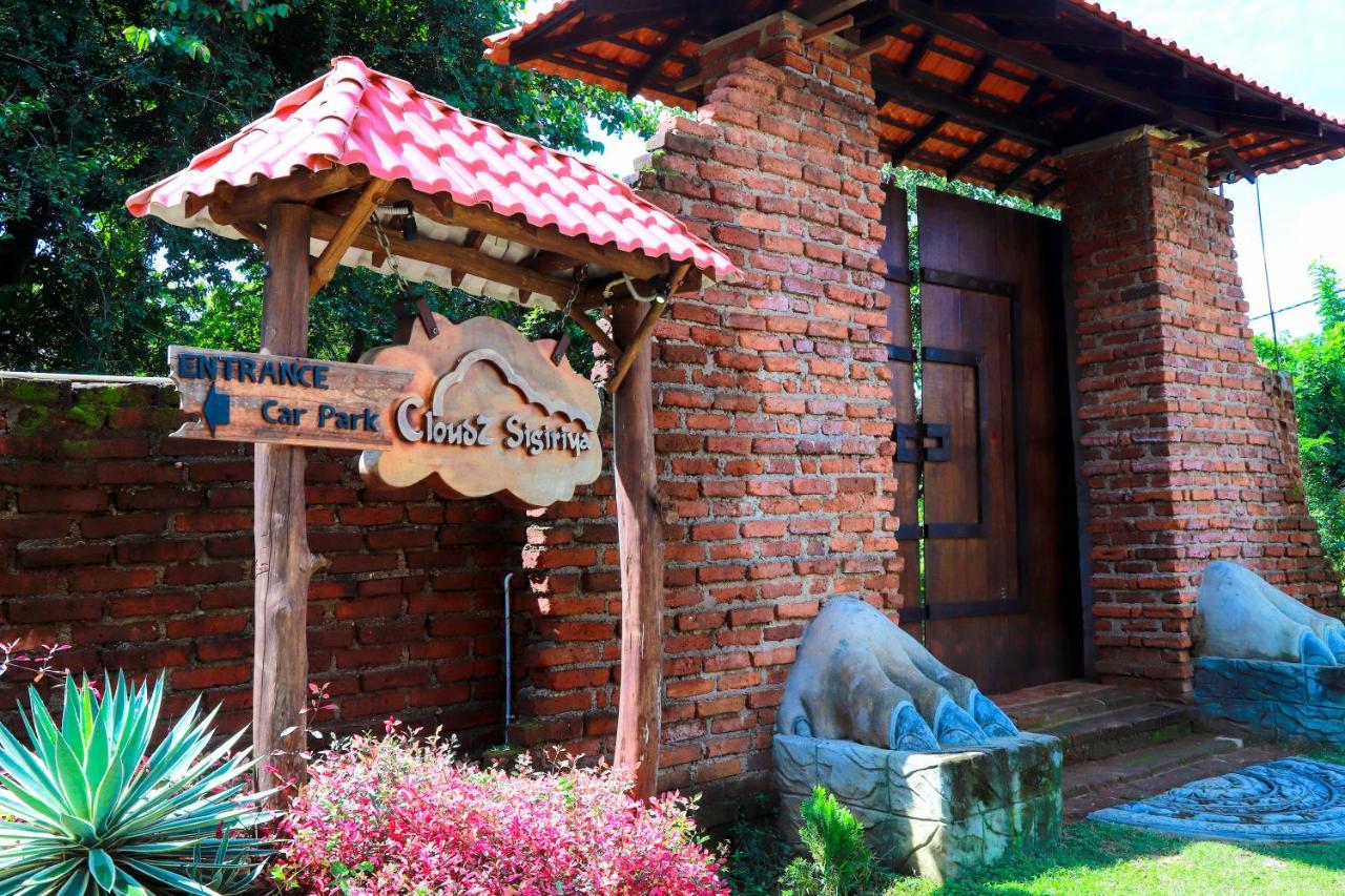 Cloudz Sigiriya Hotel Buitenkant foto